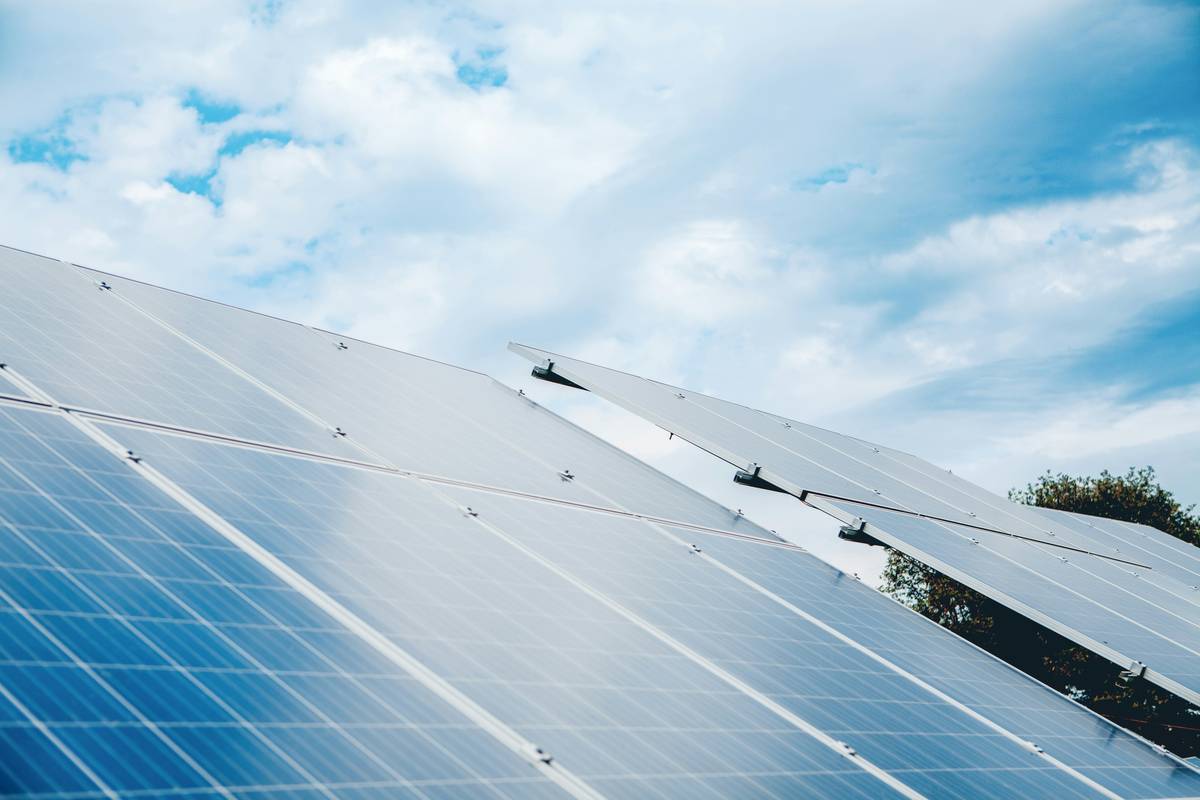 solar energy resources diagram showing DC-to-AC conversion via inverter in home setup